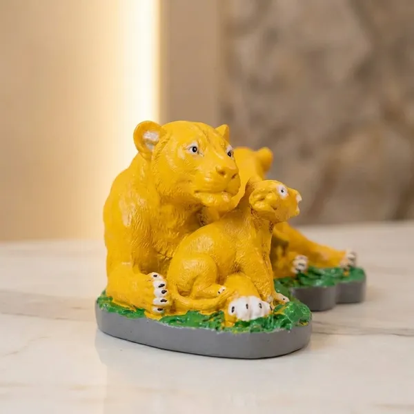 White_Lion_With_Cubs_Family_Showpiece