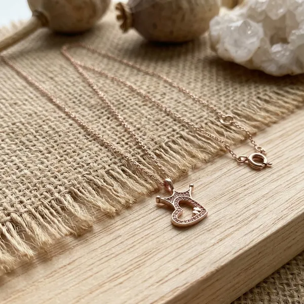 Elegant_Rose_Gold_Crowned_Heart_Chain