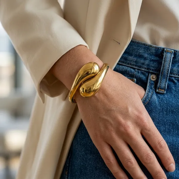 Golden_Sculptural_Teardrop_Bracelet