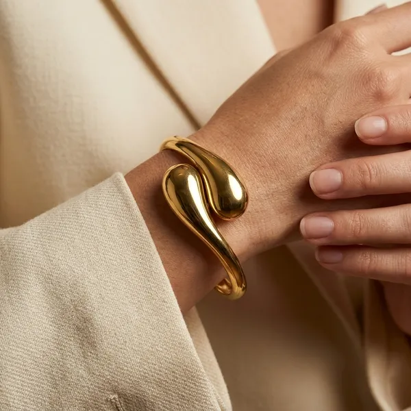 Golden_Sculptural_Teardrop_Bracelet