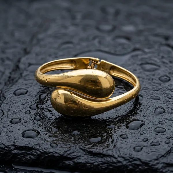 Golden_Sculptural_Teardrop_Bracelet
