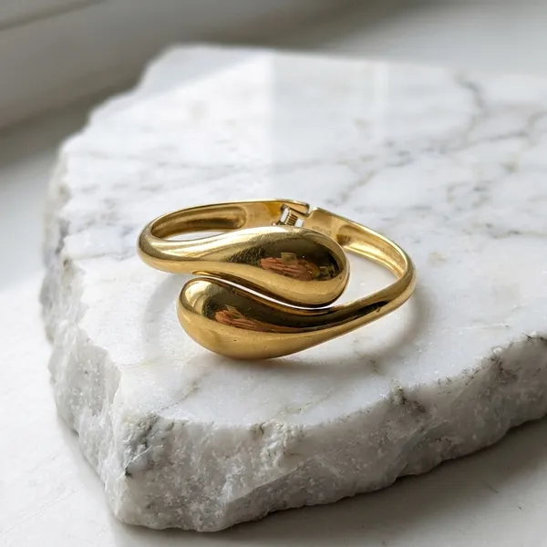 Golden_Sculptural_Teardrop_Bracelet