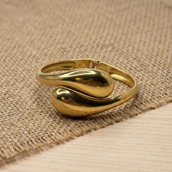 Golden_Sculptural_Teardrop_Bracelet