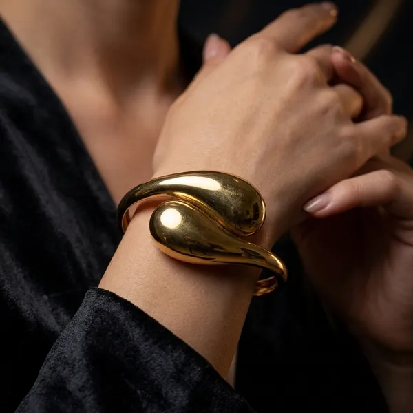 Golden_Sculptural_Teardrop_Bracelet