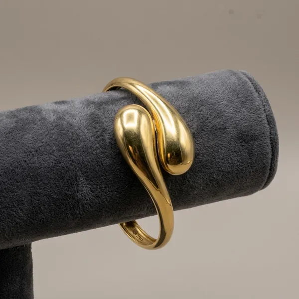 Golden_Sculptural_Teardrop_Bracelet
