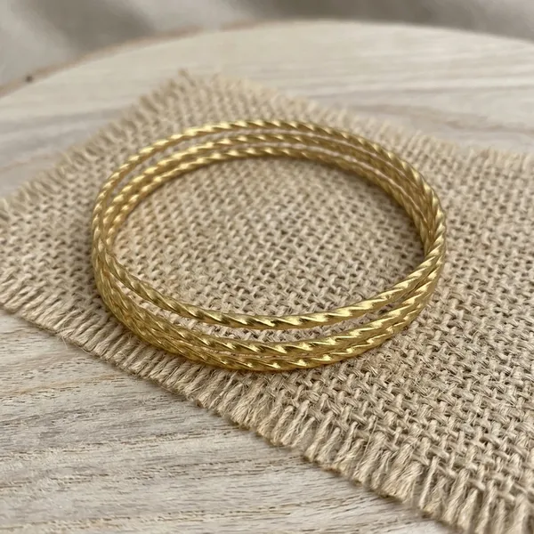 Elegant_Twisted_Bangle_Bracelet