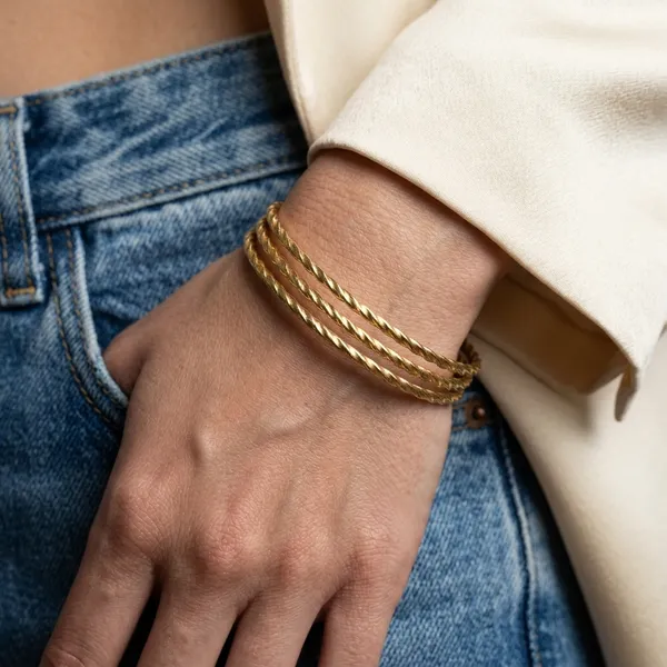Elegant_Twisted_Bangle_Bracelet