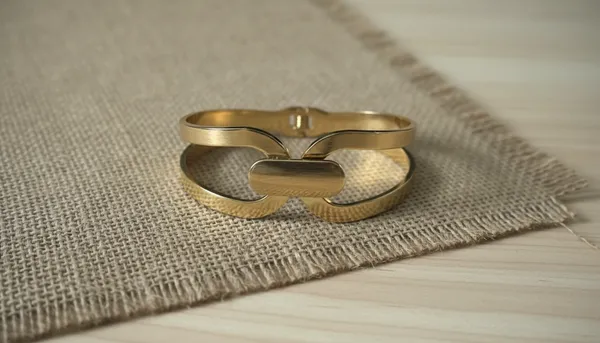 Elegant_Minimalist_18K_Gold_Plated_Anti-Tarnish_Double_Band_Bangle