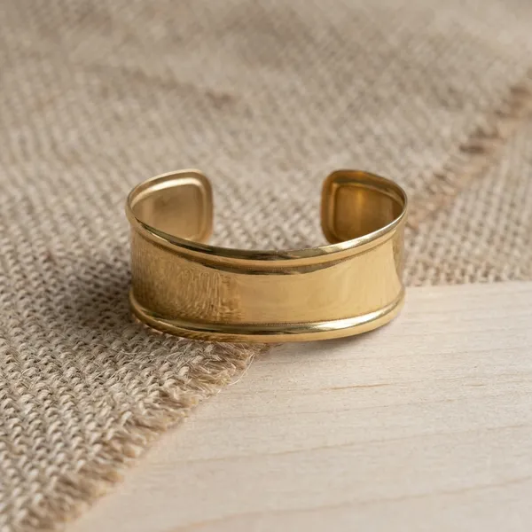 Luxe_Sculptural_Gold_Cuff