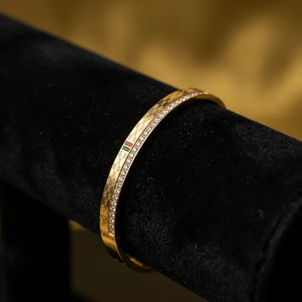 Luxe_Patterned_Gold_Bracelet
