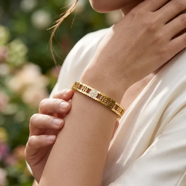 Elegant_Scalloped_Gold_Bangle_Bracelet