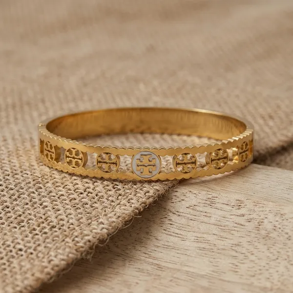 Elegant_Scalloped_Gold_Bangle_Bracelet