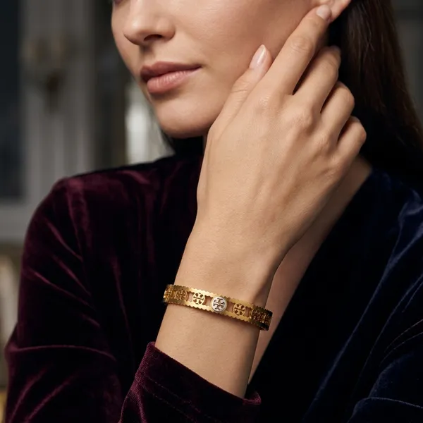 Elegant_Scalloped_Gold_Bangle_Bracelet