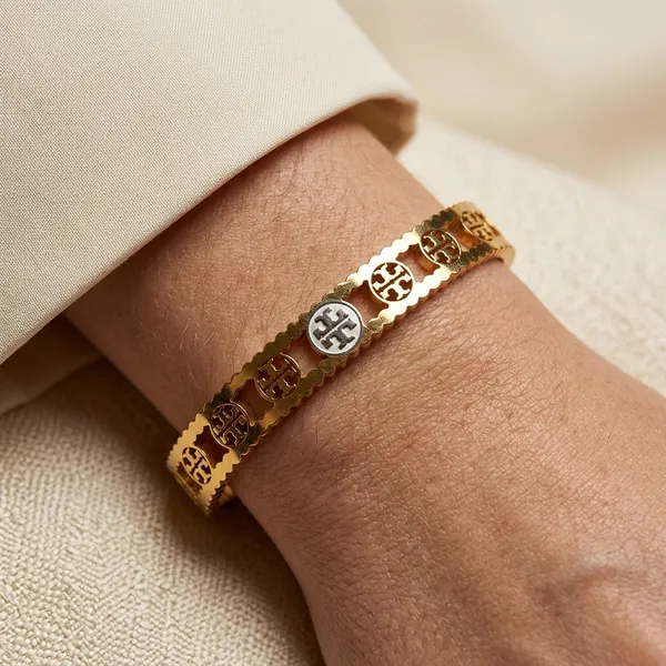 Elegant_Scalloped_Gold_Bangle_Bracelet