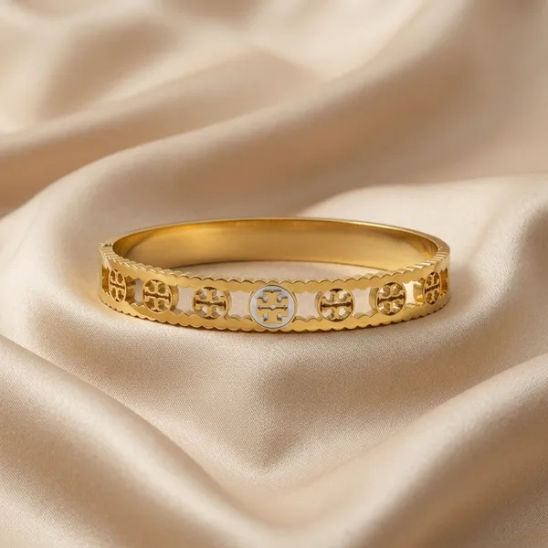 Elegant_Scalloped_Gold_Bangle_Bracelet