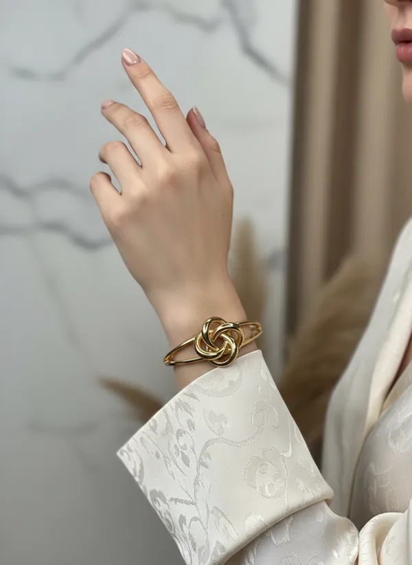 Elegant_Eternal_Knot_Bracelet
