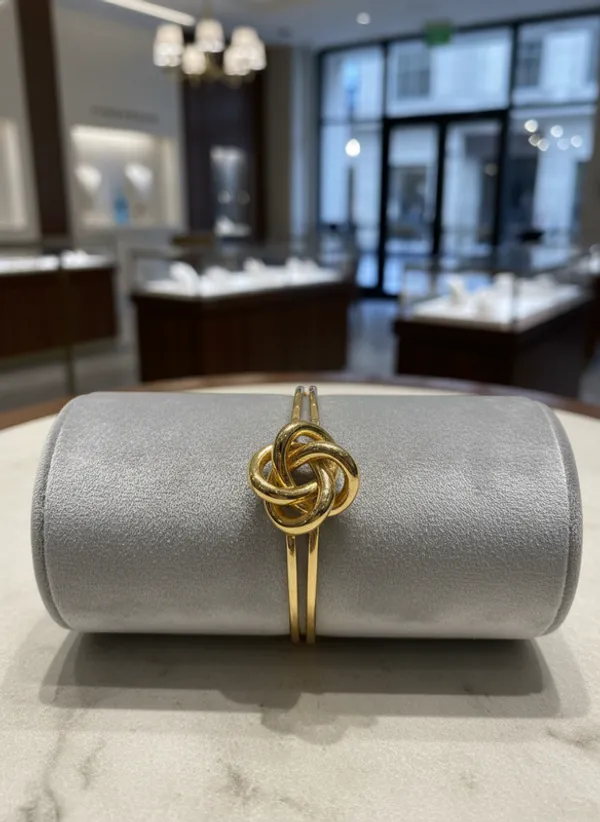 Elegant_Eternal_Knot_Bracelet