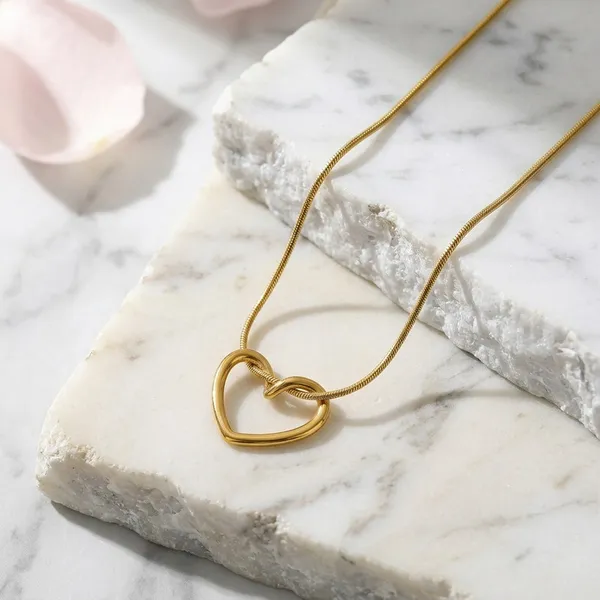 Minimalist_Gold_Heart_Pendant_Necklace_For_Women_|_Elegant_Stainless_Steel_Love_Necklace