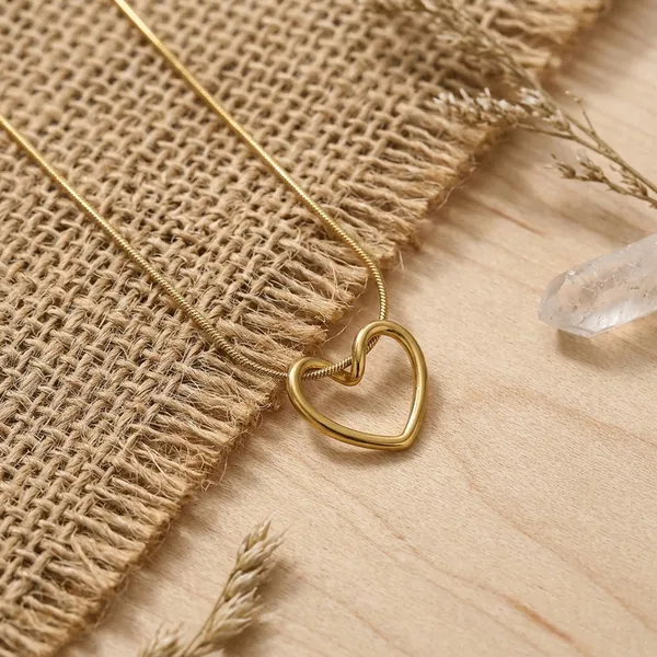Minimalist_Gold_Heart_Pendant_Necklace_For_Women_|_Elegant_Stainless_Steel_Love_Necklace