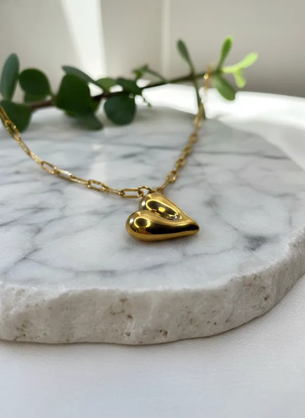Golden_Sculptural_Heart_Pendant_Chain