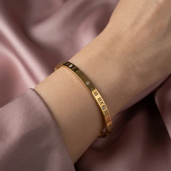 Timeless_Roman_Numeral_Bracelet