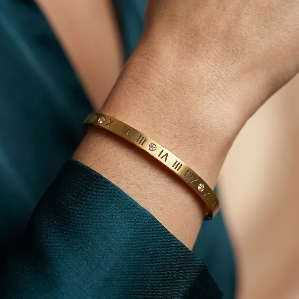 Timeless_Roman_Numeral_Bracelet