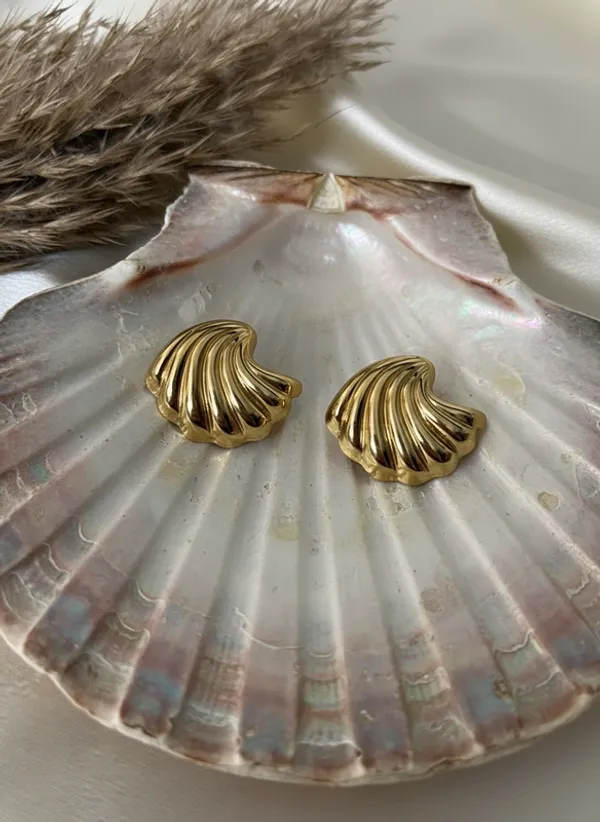 Vintage-Inspired_Golden_Scallop_Shell_Stud_Earrings