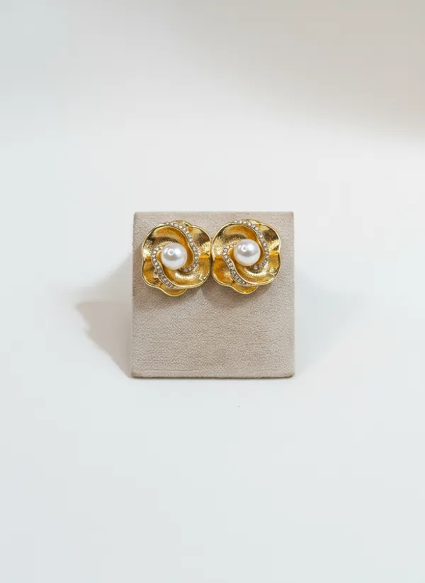 Vintage_Golden_Bloom_Pearl_Stud_Earrings