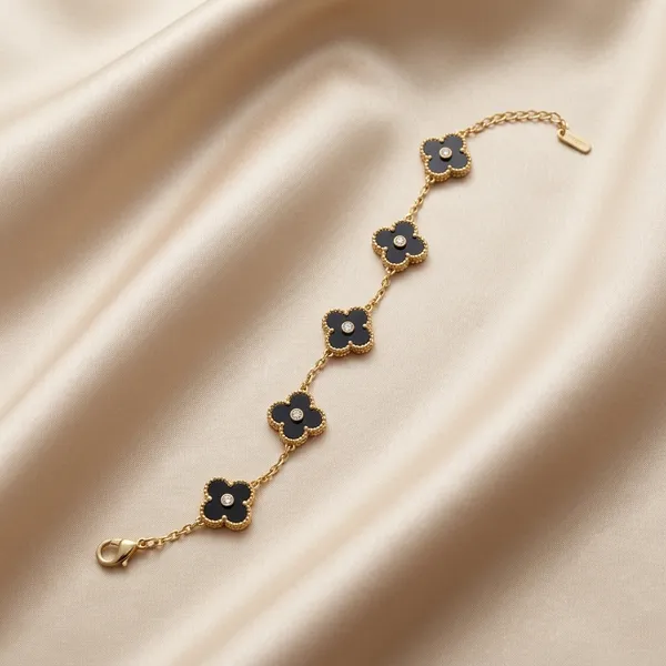 Chic_Black_Clover_Motif_Charm_Bracelet