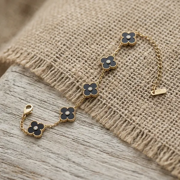 Chic_Black_Clover_Motif_Charm_Bracelet
