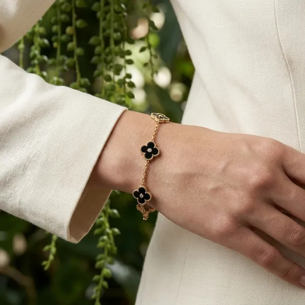 Chic_Black_Clover_Motif_Charm_Bracelet