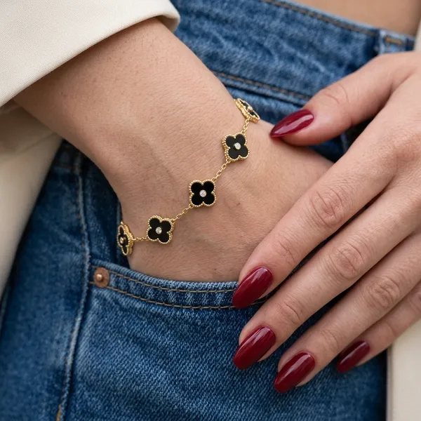 Chic_Black_Clover_Motif_Charm_Bracelet