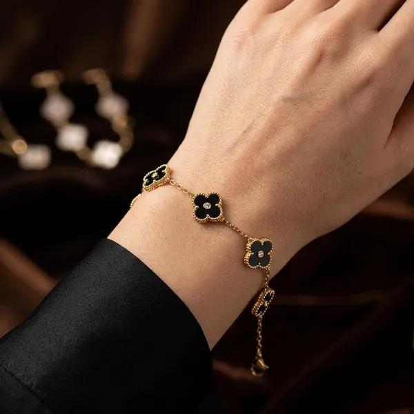 Chic_Black_Clover_Motif_Charm_Bracelet