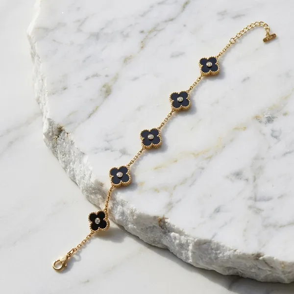 Chic_Black_Clover_Motif_Charm_Bracelet