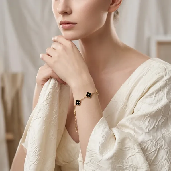 Chic_Black_Clover_Motif_Charm_Bracelet
