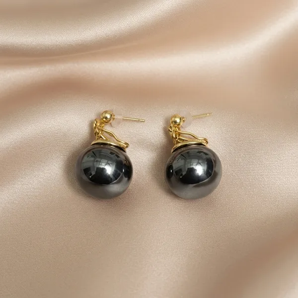 Lustrous_Midnight_Globe_Earrings