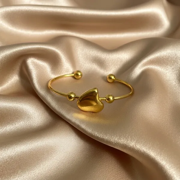 Golden_Heart_Charm_Bracelet