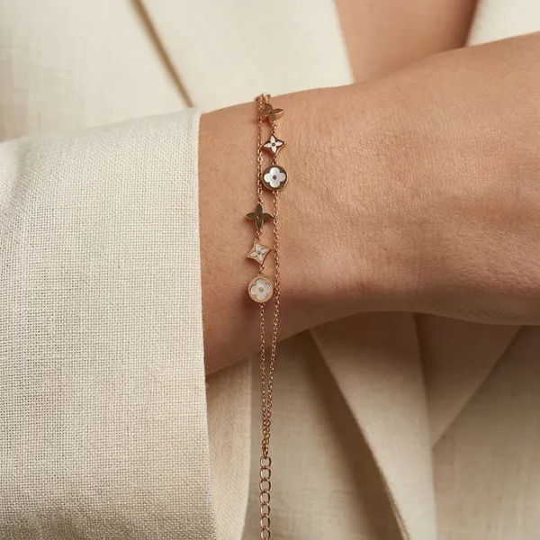 Elegant_Gold-Toned_Multi-Flower_Charm_Bracelet