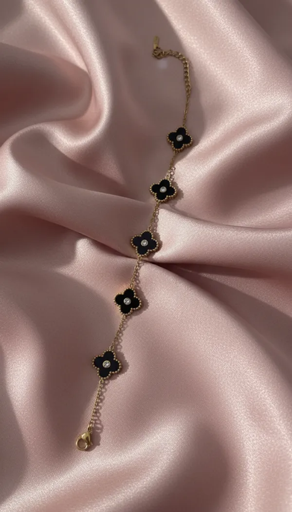 Chic_Black_Clover_Motif_Charm_Bracelet