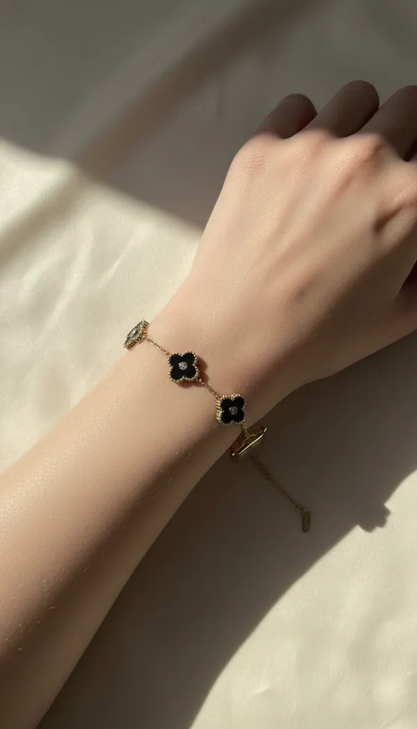 Chic_Black_Clover_Motif_Charm_Bracelet