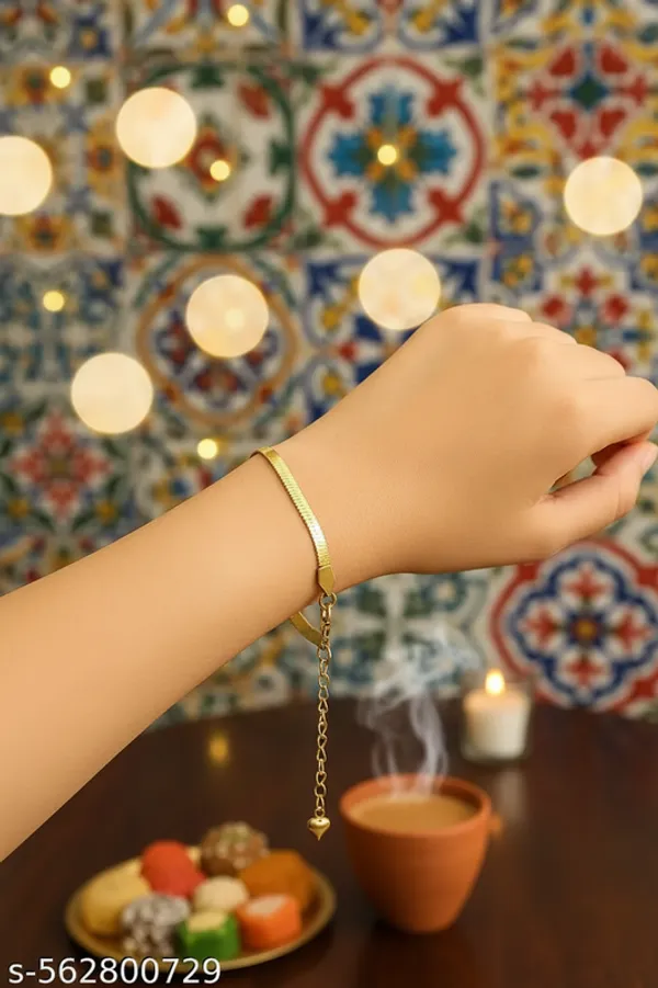Elegant_Gold-Toned_Flat_Snake_Chain_Bracelet_With_Heart_Charm