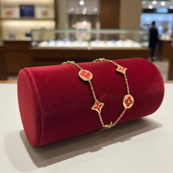 Luxe_Red_Clover_Motif_Gold-Finished_Bracelet
