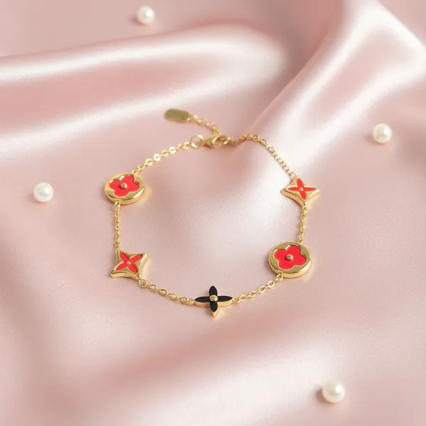 Luxe_Red_Clover_Motif_Gold-Finished_Bracelet