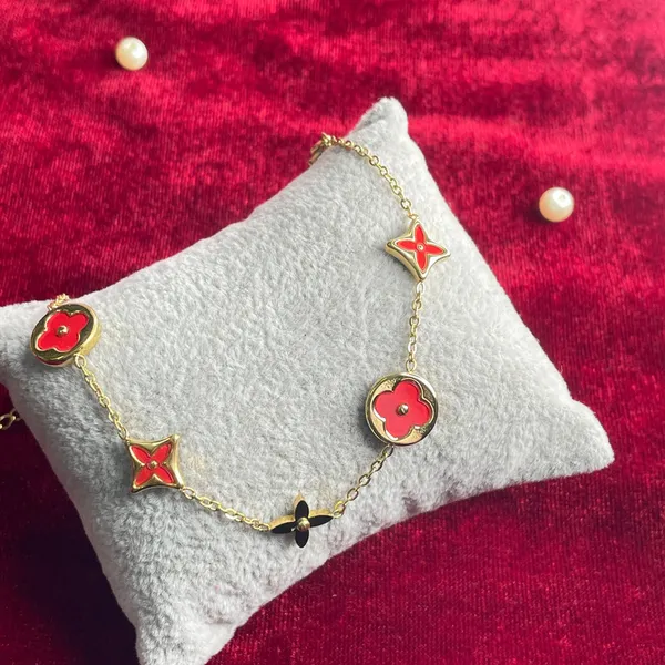 Luxe_Red_Clover_Motif_Gold-Finished_Bracelet