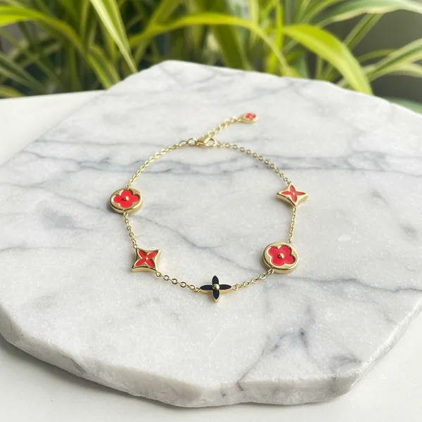 Luxe_Red_Clover_Motif_Gold-Finished_Bracelet