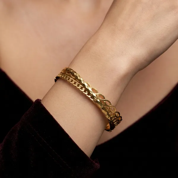 Elegant_Textured_Gold_Bangle