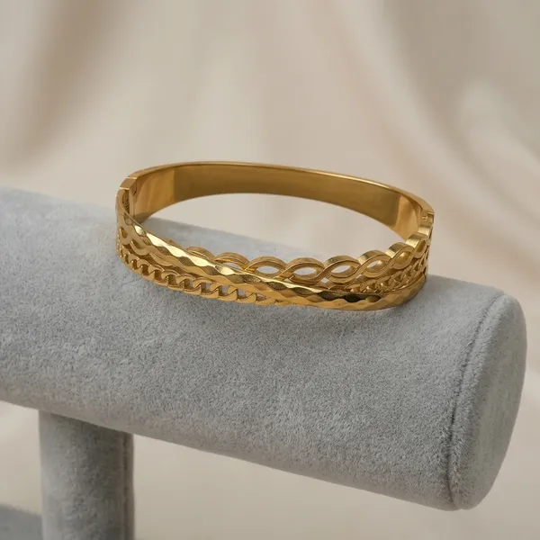 Elegant_Textured_Gold_Bangle