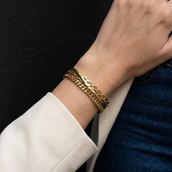 Elegant_Textured_Gold_Bangle