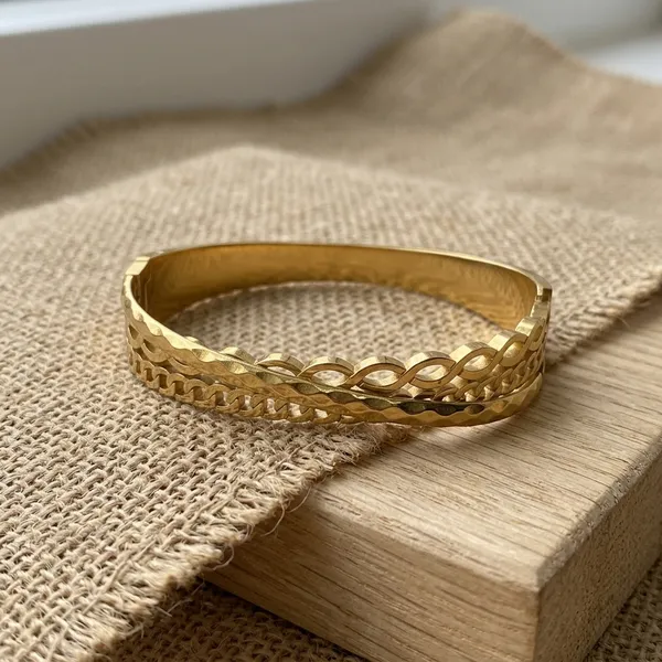 Elegant_Textured_Gold_Bangle