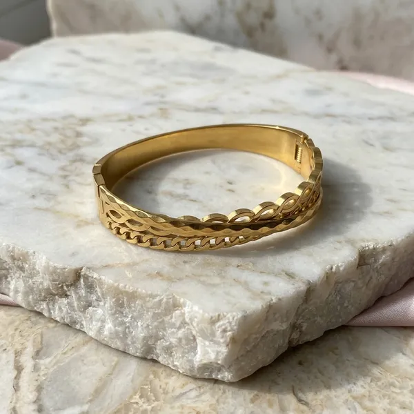 Elegant_Textured_Gold_Bangle